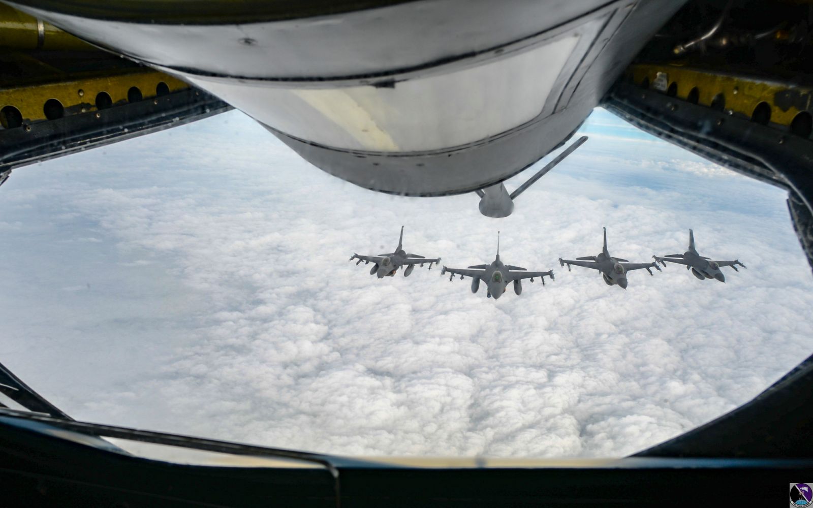 F-16 pilots, KC-135 crews team for mid-air refueling training F-16 pilots, KC-135 crews team for mid-air refueling training